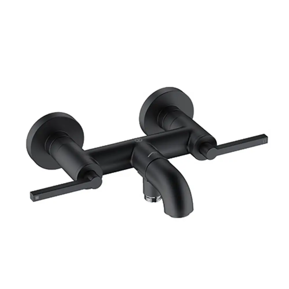 Schwarze Wandarmatur von Kludi mit zwei Steuergriffen, montiert an der Wand, mit auslaufendem Wasserhahn. Funktionalität für Badewannen.